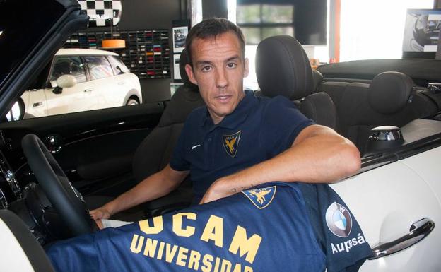 David López en el coche de uno de los patrocinadores del equipo universitario.