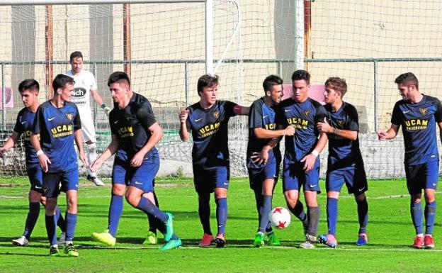 Los jugadores del UCAM celebran uno de sus goles.