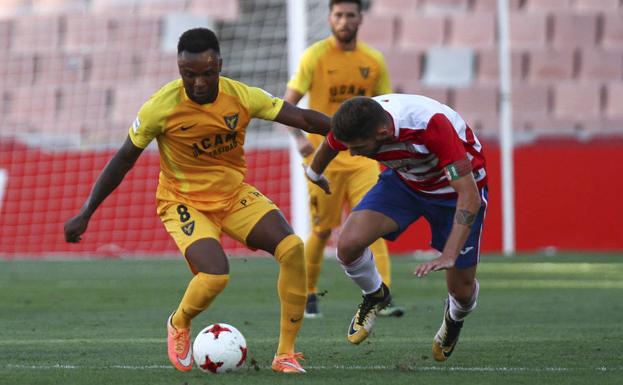 Kitoko arrebata el balón a un jugador nazarí.