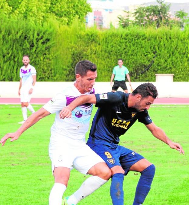 Arturo protege el balón presionado por el local Neftalí.
