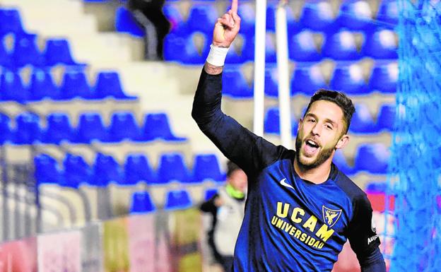 Marc Fernández celebra uno de sus goles contra el filial del Granada./Alfonso Durán / AGM