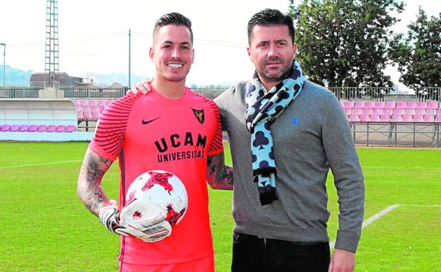 Javi Jiménez, junto a Reverte, director deportivo del UCAM./A. E.