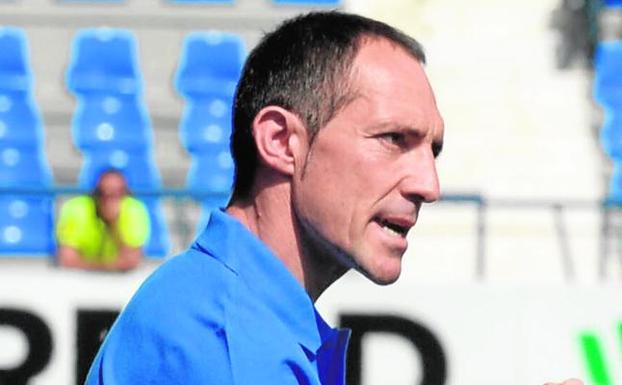 Pedro Munitis, en su estreno en el banquillo del UCAM, en el duelo frente al Melilla disputado en el estadio de La Condomina./Vicente Vicens / AGM