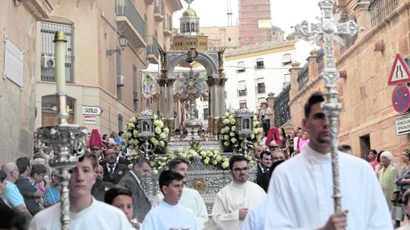 La carroza del Corpus Christi, que data de 1950 aunque mantiene el templete de la primitiva, de 1947, sale, ayer, de la colegial./S. M. L. / AGM
