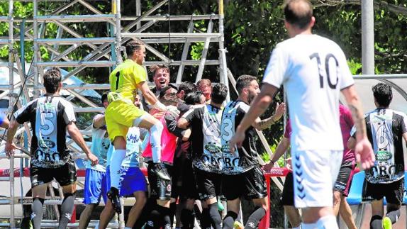 Los jugadores del Lorca celebran uno de los dos goles de Cañadas./LOF