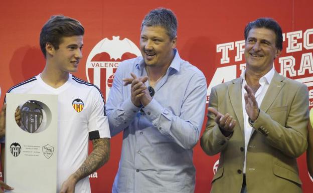 Sani Mina (i), junto a Lubo Penev (c) y Mario Alberto Kempes. /EFE
