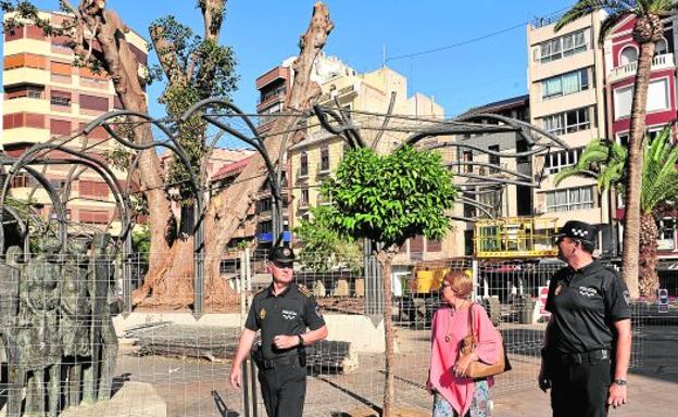 La enfermera Conchi Soria (c) fue quien avisó el viernes al oficial Antonio Bernal y al agente de Policía Local José Ramón Martínez de que el ficus había empezado a crujir, lo que permitió la rápida evacuación./V. VICÉNS / AGM