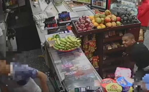Atacan un supermercado usando aguacates como armas