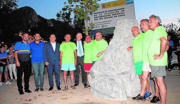El alcalde (3i), junto a los pioneros de la prueba, en la inauguración del monumento.