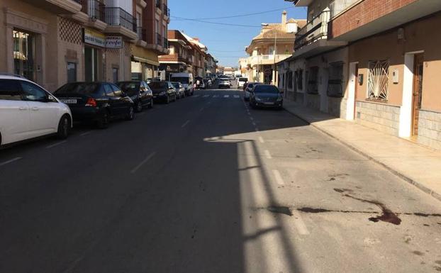Restos de sangre en el lugar del accidente, en la calle Doctor Marañón de Fuente Álamo.