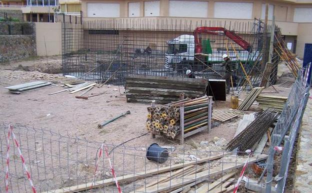 Obras de construcción de un edificio en Águilas en una imagen de archivo. /LV
