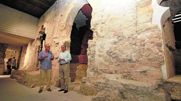 El franciscano José Hernández Valenzuela y el vicealcalde, Francisco Félix Montiel Sánchez, ayer, en el palacio califal.