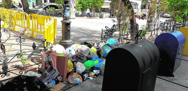 Las bolsas de basura acumuladas en la calle, sin recoger, marcadas con pegatinas amarillas, en pleno centro urbano de Cieza.