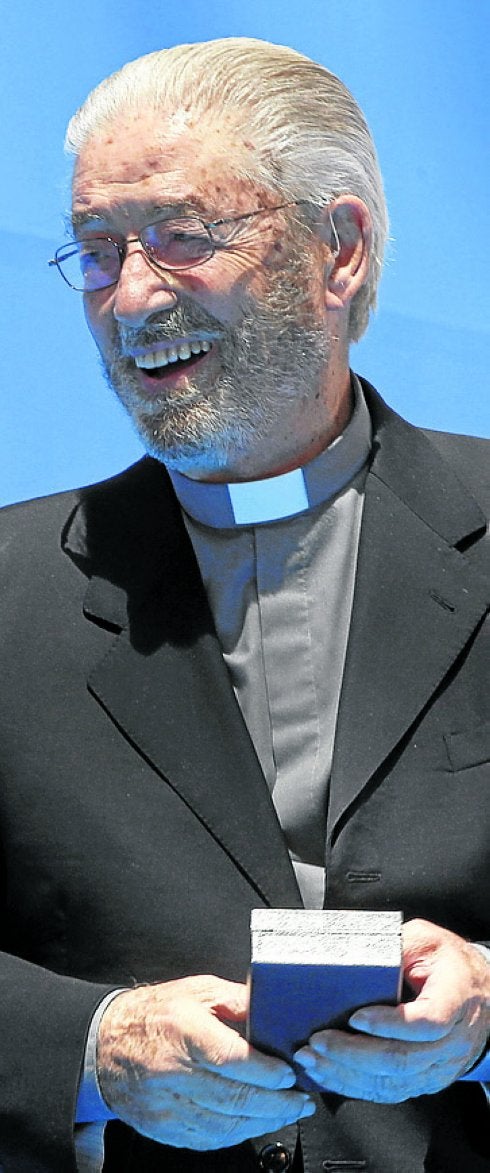 El jesuita recoge un galardón.
