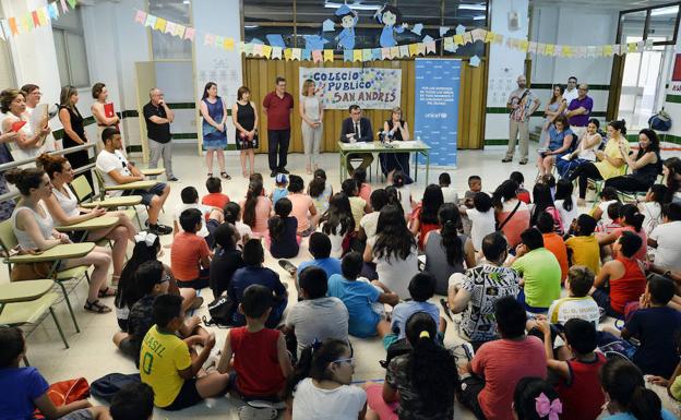 José Ballesta y Conchita Ruiz, concejal de Derechos Sociales, rodeados de niños y profesores durante el acto con Unicef
