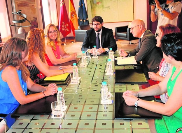 López Miras (c), con directivas de la OMEP y el consejero. /CARM