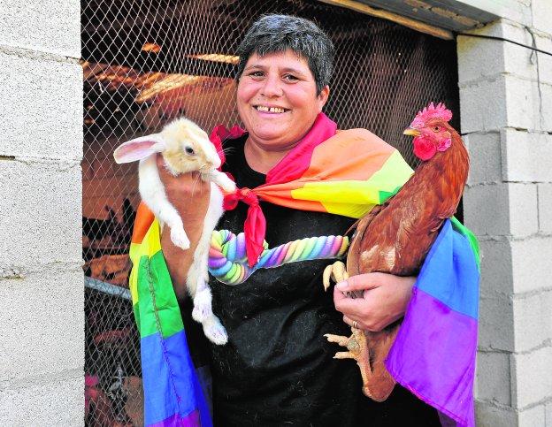 Tomasa Ruiz, 'La Tomi', envuelta en la bandera arcoíris./Vicente Vicéns / AGM