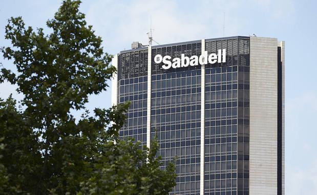 Vista del edificio central del Banco de Sabadell.