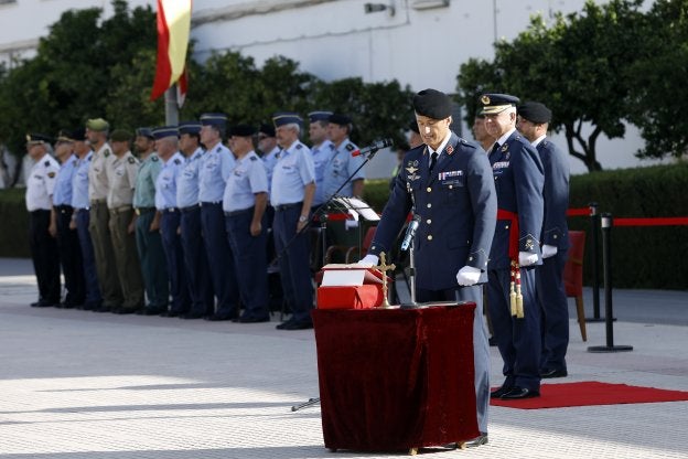 El teniente coronel Fernández Casas jura el cargo, ayer, en la Base de Alcantarilla./E. Botella / AGM