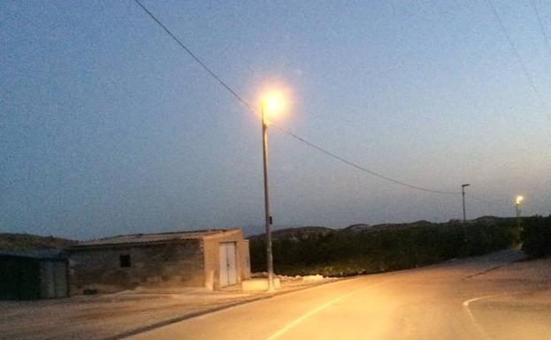 Una de las farolas de la pedanía.