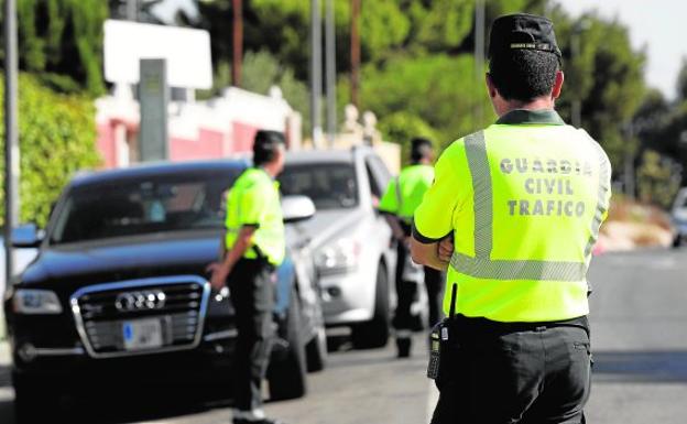 Guardias civiles en el control de velocidad realizado ayer en Molina de Segura.