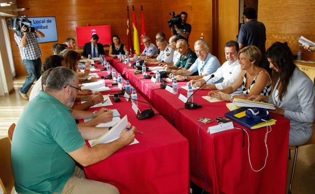 Representantes del Ayuntamiento, Comunidad Autónoma, Delegación del Gobierno, Policía Local y Nacional, Guardia Civil, Bomberos y Protección Civil, así como miembros de los colectivos festeros.