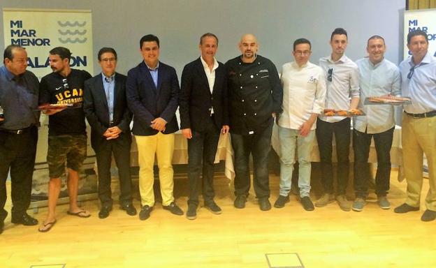 Presentación del certamen con cocineros participantes, el alcalde de SanJavier, el consejero de Turismo y el presidente de la AutoridadPortuaria.