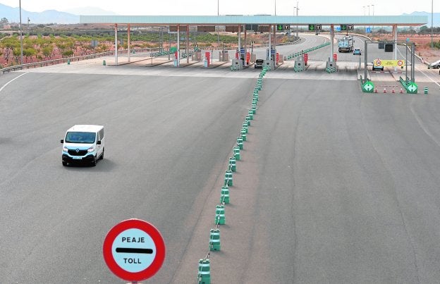 Aspecto de un peaje de la autopista de peaje Cartagena-Vera, ayer, a las 18.56 horas.