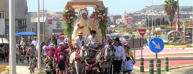 Los romeros, con la imagen de San Ginés de la Jara en una carroza tirada por caballos y adornada con flores, avanzan ayer por la mañana por Cabezo Beaza.