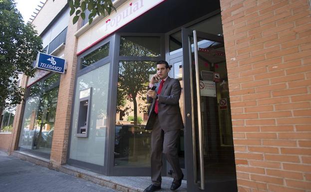 Entrada a una sucursal del Banco Popular.