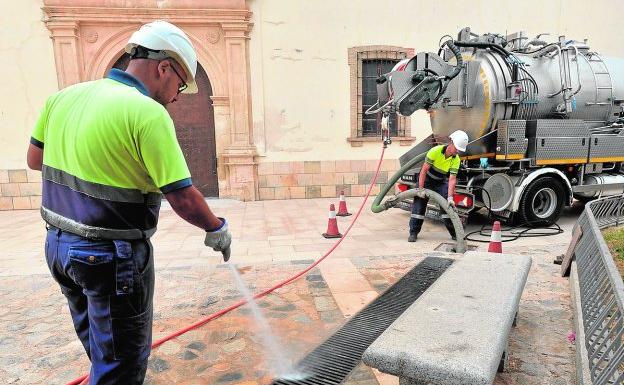 Operarios limpiando imbornales en la zona del santuario Virgen de las Huertas, ayer.