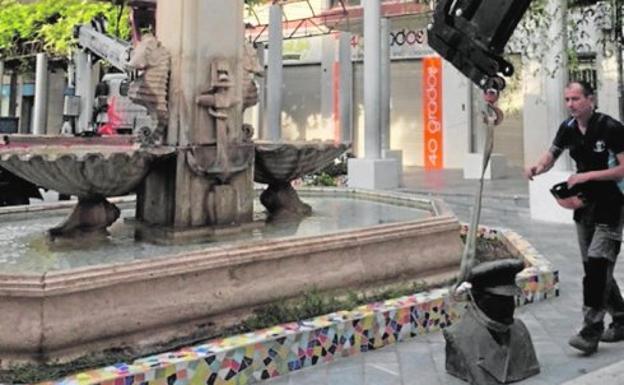 Retirada del busto, ayer por la mañana.