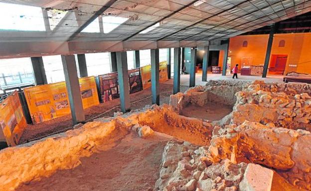 Restos arqueológicos de la judería en el recinto del castillo.