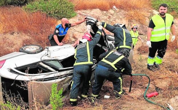 Bomberos, policías y efectivos sanitarios trabajando en el rescate de los heridos en un accidente en Mazarrón.