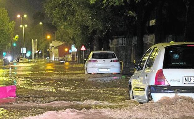 La avenida Mariano Rojas, anegada por el agua, anoche.