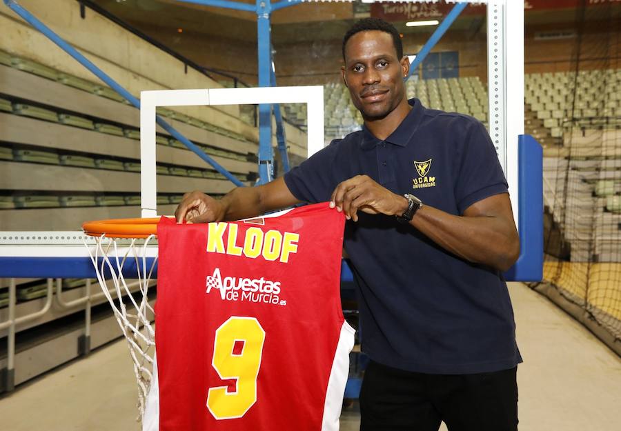 Charlon Kloof posa con su camiseta con el dorsal.