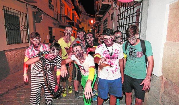 Jóvenes caracterizados de zombis, en la edición pasada.