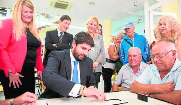 El presidente López Miras juega al dominó en su visita al centro de mayores de Mazarrón, ayer.