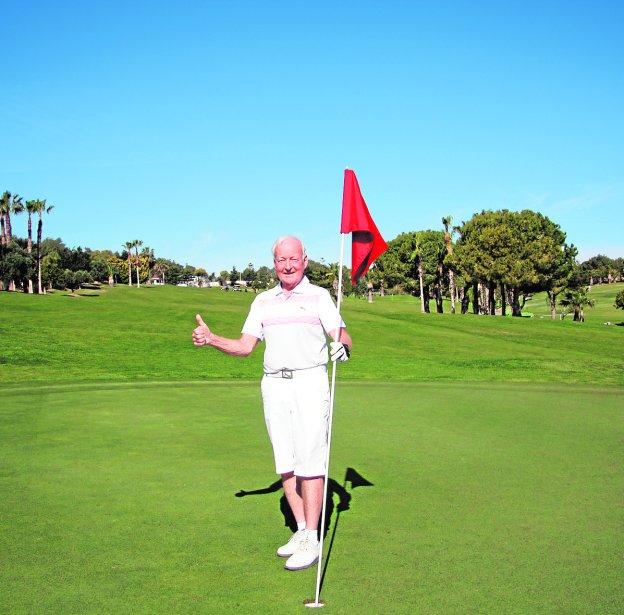 Bertil Svensson no se imagina mejor segundo hogar que el que ha encontrado en Campoamor, donde es feliz jugando al golf.