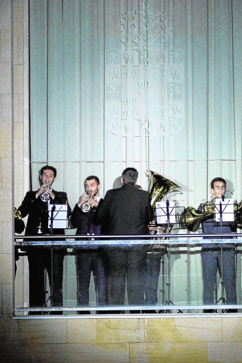 Un grupo de viento, en el balcón del Edificio Moneo, durante el pregón musical.