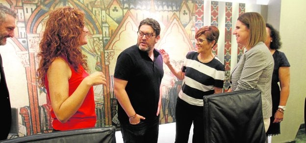 Miguel Sánchez y Rosa Peñalver, en el centro, intercambian impresiones con diputados de Podemos y el PP antes de la Junta.