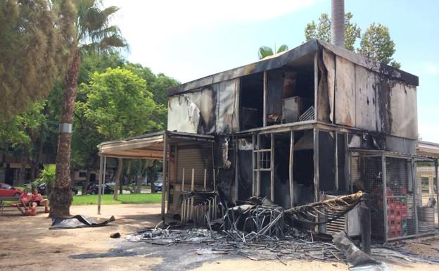 Estado en que quedó el kiosco tras el incendio.