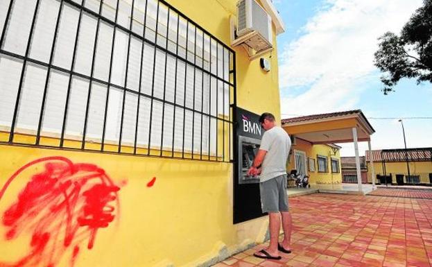 Un vecino de Fuente Librilla extrae efectivo del único cajero de la pedanía.