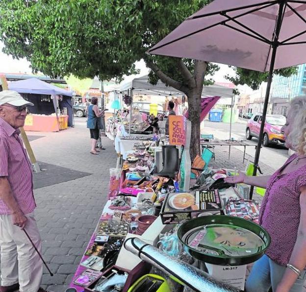 El mercadillo de artesanía, ayer en Los Dolores.
