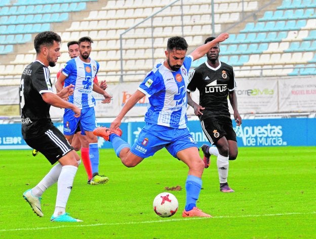 Javi Saura intenta un disparo en el encuentro disputado contra el Linense.