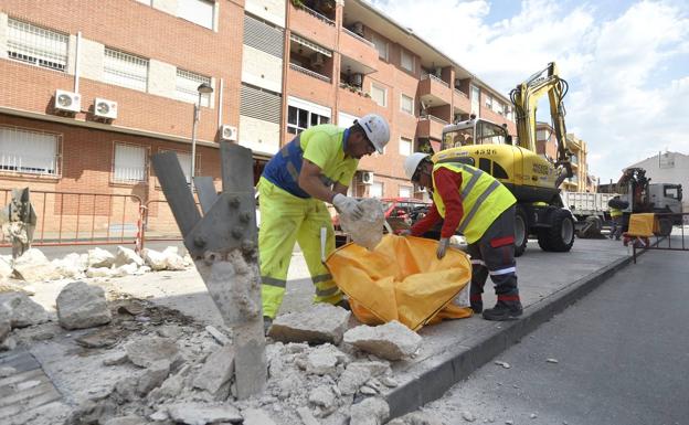 Operarios eliminando las peanas de hormigón donde durante más de siete décadas estuvieron las torres eléctricas de El Palmar.