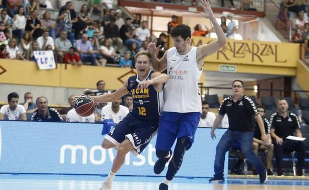 Brad Oleson con un rival encima.