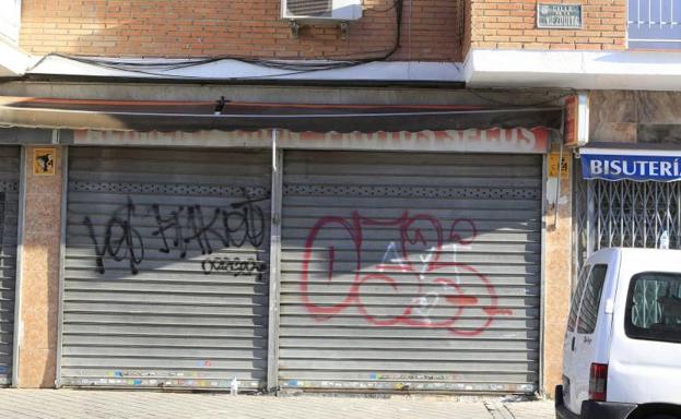 Imagen de la tienda de alimentación en la que fue atropellado el niño.
