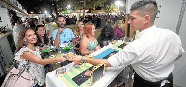 Clientes aguardan su turno para probar las tapas de minihamburguesas del Restaurante Cánovas .