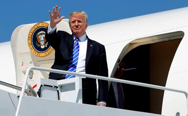 Trump saluda.